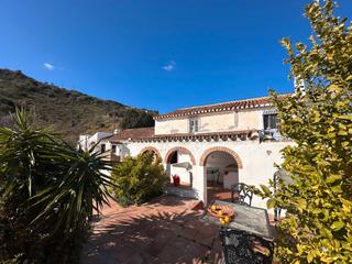 Country house in Comares. Impresionante finca orientada al sur  tres casas perfecta para a