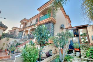 Xalet a Centro. Casa pareada en alhaurín de la torre con piscina