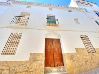 Masia a Cómpeta. Gran casa de pueblo en cómpeta