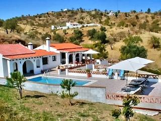 Masia a Casabermeja. Encantadora villa de campo con piscina y vistas al mar cerca de