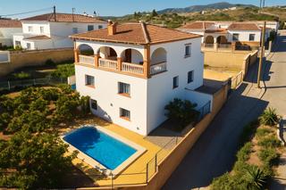 Chalet en Benajarafe. Villa de 4 dormitorios con piscina y rboles de mango  benajaraf