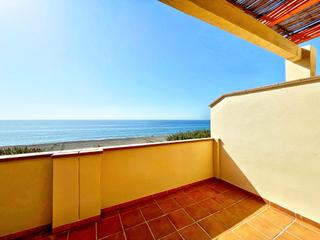 Casa pareada en Benajarafe. Casa adosada con terraza y vistas al mar en benajarafe