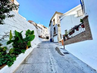 Masia en Almchar. Casa de pueblo sin terminar en el centro de almchar
