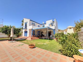 Xalet a Chilches. Encantadora villa independiente a solo 500 metros de la playa en