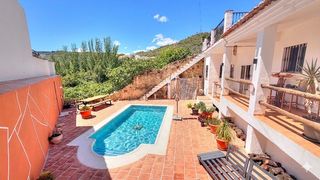 Chalet in Periana. Encantadora casa  independiente reformada con piscina privada y