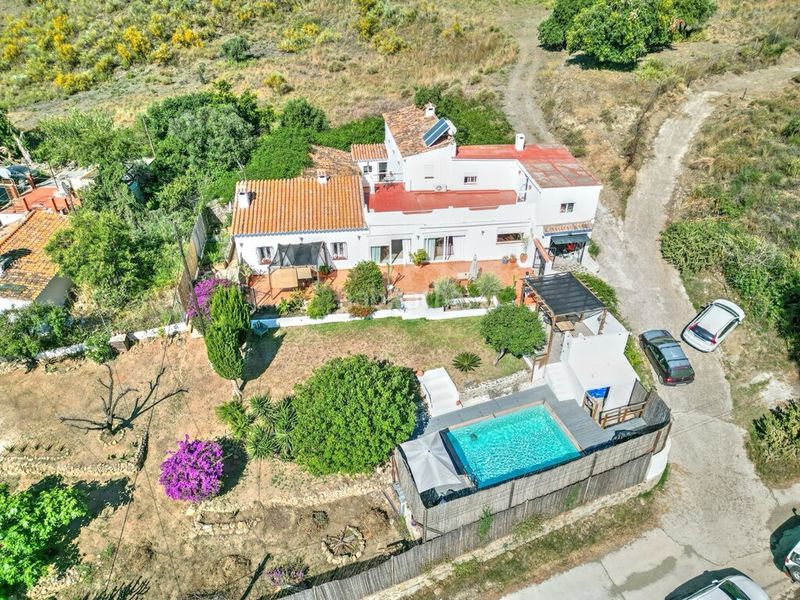 Foto a27818de-c483-454a-a7da-ba3bdb11440a. Masia amb aparcament piscina a Benajarafe