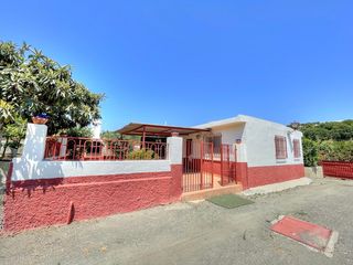 Casale in Benamocarra. Encantadora finca rústica con vivienda y producción de aguacates