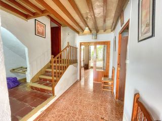 Country house in Colmenar. Casa de pueblo con gran potencial, patio, garaje y 6 dormitorios