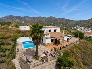 Mas à Almáchar. Encantadora casa de campo con piscina y vistas panorámicas entre
