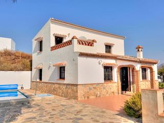 Casale in Almáchar. Encantadora casa de campo con piscina y vistas panorámicas entre