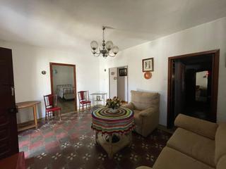 Country house in Cútar. Casa adosada de cuatro dormitorios en el centro del salto del ne