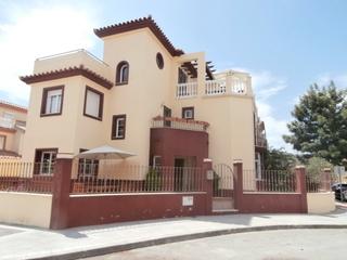 Casa pareada en Almayate Bajo. 225m2, 45 dormitorios, 2 baños, terraza final, a poca distancia