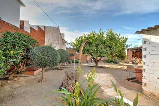 Mas à Centro Histórico. Casa de pueblo en velez málaga con jardín y mucho potencial