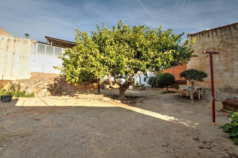 Foto bd3539b4-22b2-4ad3-a34d-795114edf788. Masía casa de pueblo en velez málaga con jardín y mucho potencial en Vélez - Málaga