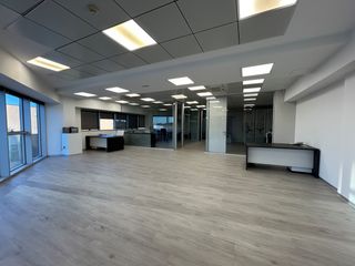 Alquiler Nave industrial en Roca del Vallès (La). Nave esquinera con patio de 595 m2 y espacios corporativos de al