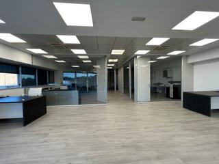 Miete Fabrikhalle in Roca del Vallès (La). Nave esquinera con patio de 595 m2 y espacios corporativos de al