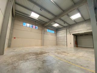 Location Bâtiment à usage industriel à Santa Perpètua de Mogoda. Con 9 metros de altura | lista para entrar