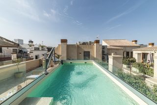 Rent Flat  Calle feria. Piso en alquiler con piscina, patio privado amoblado y equipado