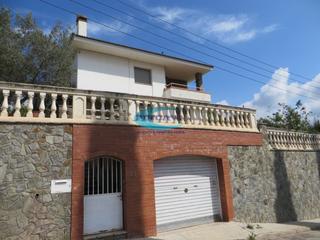 Casa a Bigues i Riells. Casa en venta en urbanizacin, 8 dormitorios.