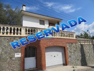 Casa a Bigues i Riells. Casa en venta en urbanización, 8 dormitorios.
