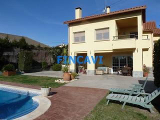 Casa a Bigues i Riells. Casa en venta en urbanizacin, 6 dormitorios.
