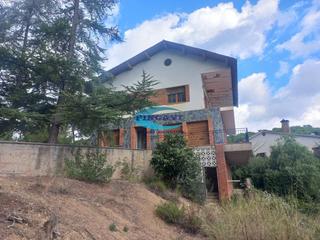 Haus in Bigues i Riells del Fai. Casa en venta en urbanización, 5 dormitorios.