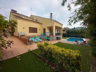Casa a Bigues i Riells del Fai. Casa en venta en urbanización, 5 dormitorios.