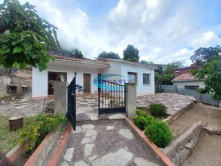 Chalet à Bigues i Riells del Fai. Chalet en venta en urbanización, 3 dormitorios.