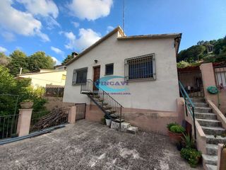 House in Bigues i Riells del Fai. Casa en venta en urbanización, 3 dormitorios.