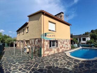 Casa a Bigues i Riells del Fai. Casa en venta en urbanización, 4 dormitorios.
