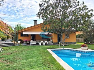 Casa en Bigues i Riells del Fai. Casa en venta en urbanización, 4 dormitorios.