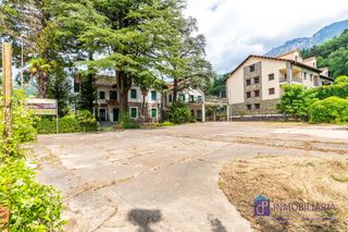 Edificio en Via pirenaica 6. Se vende hostal-restaurante en el valle de benasque � parcela ur