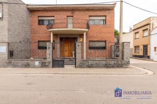 Haus  Calle joaquín costa. Casa con terraza y gran garaje en osera de ebro, a 25 min de zar