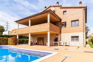 Xalet a Piera. Espectacular casa de 705 m2 con piscina y vistas a la montaña en