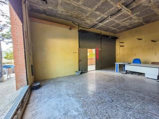 Local commercial à Molins de Rei. Local esquinero a la venta muy bien ubicado en molins de rei zon
