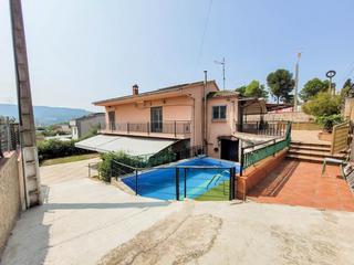 Casa in Sant Esteve Sesrovires. Casa con dos viviendas a la venta en zona pou del merli en sant