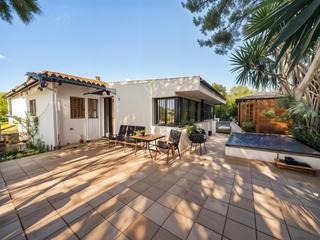 Casa a Sant Esteve Sesrovires. Casa con dos viviendas a la venta en urbanización vallserrat de