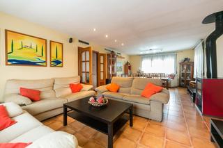 Xalet a Sant Esteve Sesrovires. Casa a la venta de dos plantas y buhardilla en ca n amat de sant