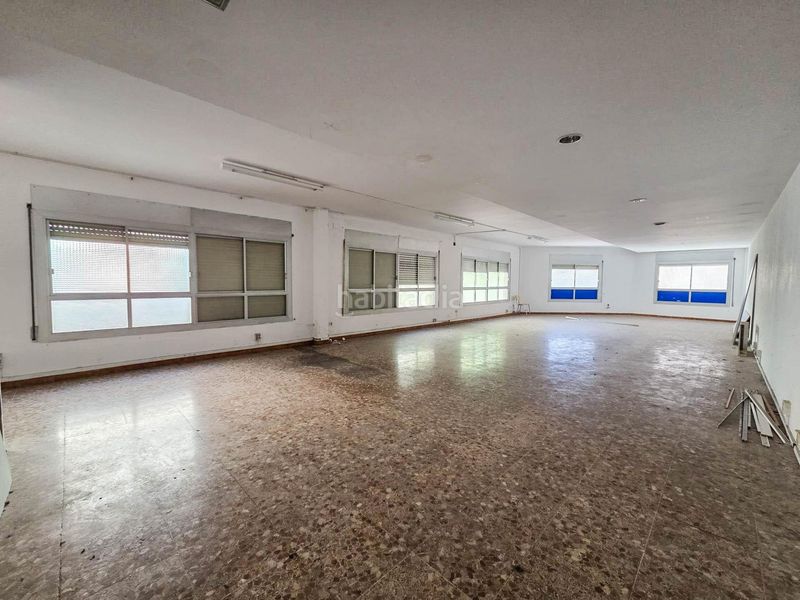 Foto 49ac7d19-54b3-48bf-98c7-535f8e57eb04. Alquiler local comercial edificio de tres plantas en alquiler en barberá del vallés en Barberà del Vallès