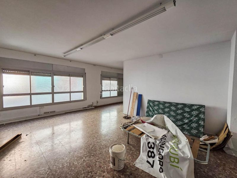 Foto fefd3824-e256-4775-b84c-afd22ee7d9ea. Alquiler local comercial edificio de tres plantas en alquiler en barberá del vallés en Barberà del Vallès