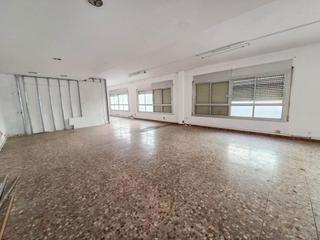 Location Local commercial à Centre-Eixample-Can Llobet. Edificio de tres plantas en alquiler en barberá del vallés