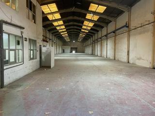 Rent Industrial building in Can Vinyals. Amplia nave industrial en alquiler en el centro de esparreguera