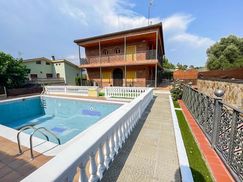 Foto 67660d85-1d22-43a8-a5b0-d0c6c4fb1b5f. Chalet con riscaldamento parcheggio piscina in Masquefa