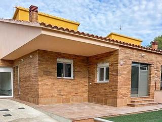 Semi detached house in Piera. Casa adosada reformada con terraza y buhardilla en piera  urb. c