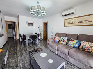 Appartement à Martorell. Amplio piso de 4 habitaciones con terraza y parking en camí fond
