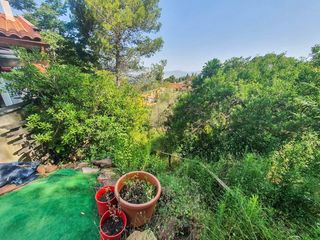 Casa a Castellví de Rosanes. Chalet a la venta con vistas, terrazas y jardín en el taió, cast