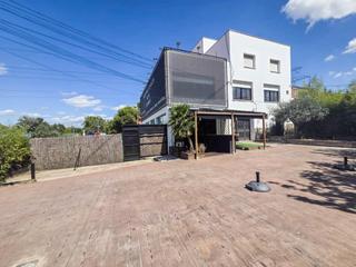 Édifice à Can Vallhonrat. Edificio comercial y residencial a la venta en rubí