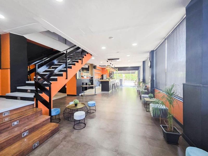 Foto a8121105-8d9d-489c-a68a-7670c84a7589. Edificio  comercial y residencial a la venta en Rubí