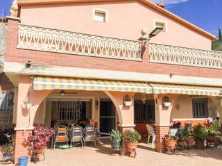 Chalet in Castellet i la Gornal. Casa en venta con ocho habitaciones y parcela de 926 m con huert