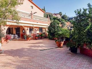 Chalet à Castellet i la Gornal. Casa en venta con ocho habitaciones y parcela de 926 m con huert